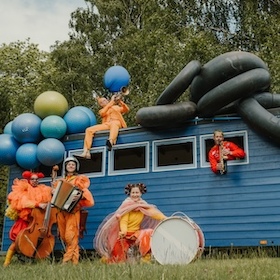 Bild: Songs for aliens - Open-Air-Theater um, im und auf’m Blauwagen.