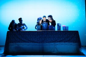 Bild: Dr. Fischer aus Genf oder Die Bomben-Party - Figurentheater mit Live-Musik nach dem Roman von Graham Greene