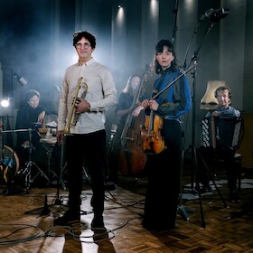 Bild: Richard Koch's "Rays of Light" - Veranstaltungsort: Stadtkirche Rüsselsheim