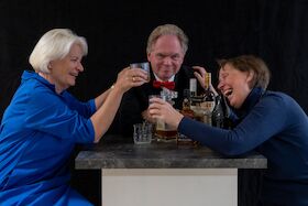 Bild: Freundinnen oder die beste Art Whiskey zu trinken - Komödie von Magdalena Marszalkowska, Theater INSZENE