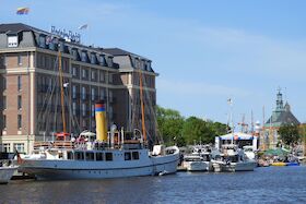 Bild: Rundfahrt durch den Emder Hafen, beim Matjesfest