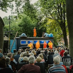 Bild: Songs for Aliens - Open Air Theater um, im und aufm Blauwagen