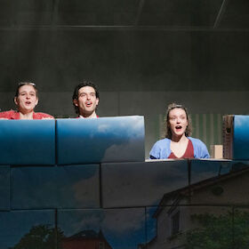 Bild: MIT DER FAUST IN DIE WELT SCHLAGEN - Uraufführung