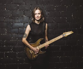 Bild: Yasi Hofer - "Between the lines"