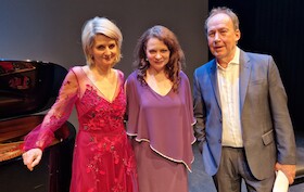 Bild: Ulrich Noethen und das Klavierduo Anna & Ines Walachowski - „Benutzen Sie immer den gleichen Taktstock?“ – Eine Hommage an das Jahrhundertgenie Leonard Bernstein