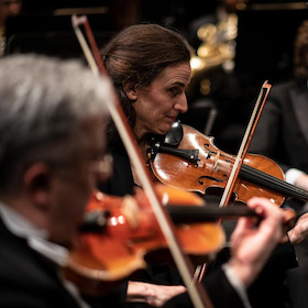 Bild: Sinfoniekonzert 2 - Mahlers Fünfte - Dirigat: GMD Jochem Hochstenbach Mezzosopran J. Vuletic