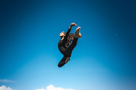 Bild: ganz leicht. Eine Aufführung. - tanzraum benrath. Pfingsten 2026. tanzhaus nrw