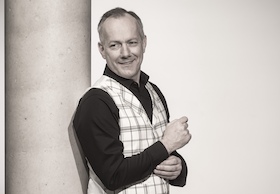 Bild: Johannes Kirchberg singt und spricht Erich Kästner „So groß wie heute war die Zeit noch nie“ - Premiere