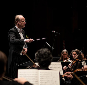 Bild: Concert Lounge zum ersten Sinfoniekonzert - Brahms` 1. Symphonie - Dirigat & Moderation: GMD Jochem Hochstenbach