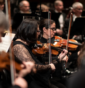 Bild: Sinfoniekonzert 5 - Tschaikowskys Violinkonzert - GMD Joachim Hochstenbach Violine Ioana Cristina Goicea