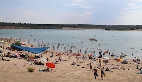 Bild: Strandbad Langener Waldsee - Swimnights 2026 - Das Ticket berechtigt zum einmaligen Parken an der Swimnight.