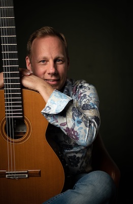 Bild: Klaus Wladar spielt Asturias-Zauber der klassischen Gitarre - Stimmungsvolles klassisches Gitarrenkonzert bei Kerzenschein