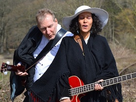 Bild: Ankommen - Samirah al-Amri und Thomas Hecker
