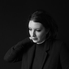 Bild: Es ist die Leichtigkeit, die den Herren am Tisch von der Putzfrau unterscheidet - Lesung mit Slata Roschal