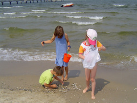 Bild: Kleine Strandforscher
