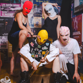 Bild: Pussy Riot - Eröffnet von New Age Doom - Riot Days